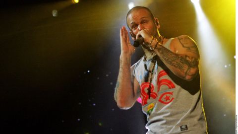 René pidió que se abrazaran todos en el el concierto y todos se abrazaron en el Palacio de los Deportes de Ciudad México.