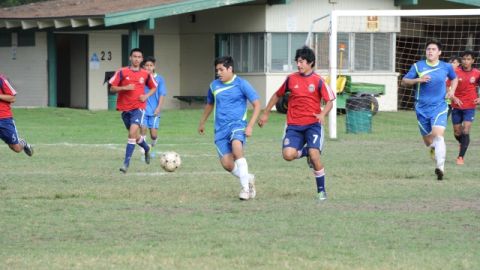 Un jugador de L.A. United corre tras el balón ante la marca del Panamerican.