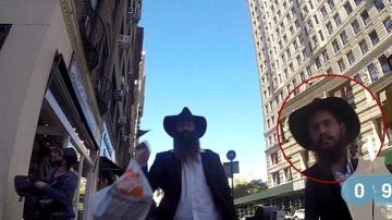 El video, grabado en NYC, captura al menos a 50 personas, mujeres y hombres, dándole un vistazo al trasero de la chica.