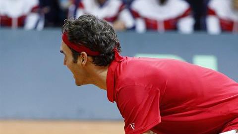 Federer reacciona tras derrotar a al francés Richard Gasquet y ganar la Copa Davis.