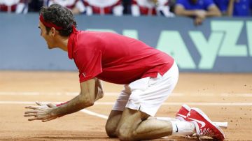 Federer reacciona tras derrotar a al francés Richard Gasquet y ganar la Copa Davis.