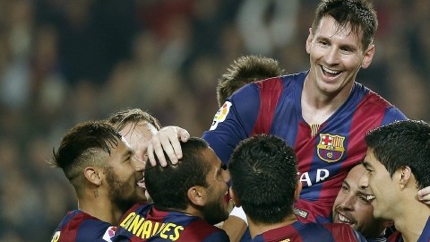 Lionel Andrés Messi (arriba) es felicitado por sus compañeros tras convertirse en el goleador histórico de Liga ayer, en el Camp Nou.
