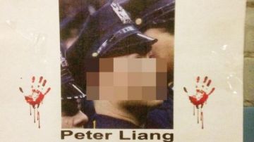 Los carteles muestran la cara de otro oficial asiático.