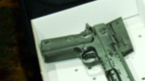 La pistola es una réplica de una nueve milímetros