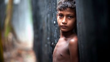 Un niño en Karial tugurios de Dhaka, Bangladesh.