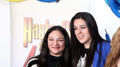 Fernández y su familia. Aquí con sus hijas (de izq. a der.) Osmara, Karina, Gemma, y su esposa (der.).