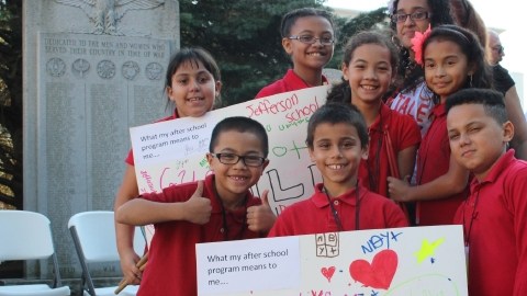 Estos pequeños hicieron  carteleras sobre lo que para ellos significa el programa extraescolar.