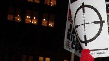 Las protestas continúan en NYC a raíz de la decisión de un Gran Jurado que exime de responsabilidad al agente que le disparó a Michael Brown.