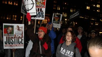 Las protestas continúan en NYC a raíz de la decisión de un Gran Jurado que exime de responsabilidad al agente que le disparó a Michael Brown.