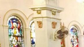 La iglesia de San Roque, en el sur de El Bronx, no tiene problemas para llenar sus bancas de feligreses.