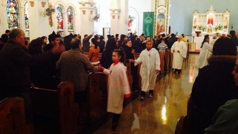 La iglesia de San Roque, en el sur de El Bronx, no tiene problemas para llenar sus bancas de feligreses.