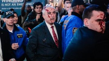 El Comisionado de Policía Bill Bratton fue manchado con pintura roja, semejando sangre, cuando caminó en medio de la protesta en Times Square.
