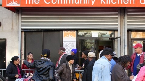 Decenas de personas se acercaron el lunes al Food Bank en la calle 116 para recibir bolsas de alimentos.