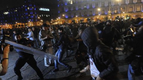 Los manifestantes exigen la aparición con vida de los 43 normalistas desaparecidos de Ayotzinapa.