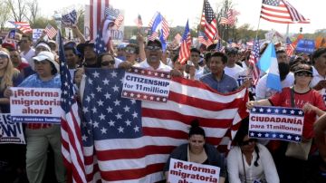 MHR31. WASHINGTON, DC (EEUU), 10/04/2013.- Activistas llegados de diferentes partes de Estados Unidos se congregan hoy, miércoles 10 de abril de 2013, frente al Congreso de EEUU en Washington DC, para reclamar el cese de las deportaciones y una reforma de las leyes de inmigración en el país. EFE/MICHAEL REYNOLDS