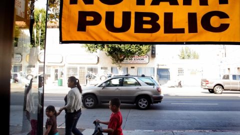 01/08/09---- LOS ANGELES--------Photo illustration about notary public businesses and immigrants shot in the Pico Union area.(photo by Aurelia Ventura/La Opinion)