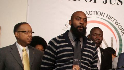 Al Sharpton (centro) se reunió con los padres de Michael Brown (izq.), la compañera doméstica de Akai Gurley, Kim Ballinger (a su der.), y los padres de Eric Garner (der.).