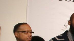 Al Sharpton (centro) se reunió con los padres de Michael Brown (izq.), la compañera doméstica de Akai Gurley, Kim Ballinger (a su der.), y los padres de Eric Garner (der.).