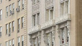 Los globos son inflados frente al Museo de Historia Natural en Centra Park West entre la calle 77 y la calle 81.