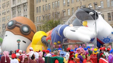 Los globos son inflados frente al Museo de Historia Natural en Centra Park West entre la calle 77 y la calle 81.