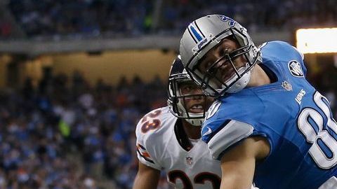 Joseph Fauria frente al defensivo Kyle Fuller de Chicago.