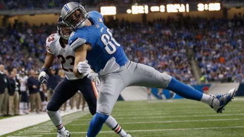 Joseph Fauria frente al defensivo Kyle Fuller de Chicago.