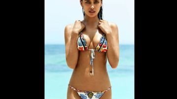 La modelo posó en bikini para la firma de trajes de baño Agua Bendita.