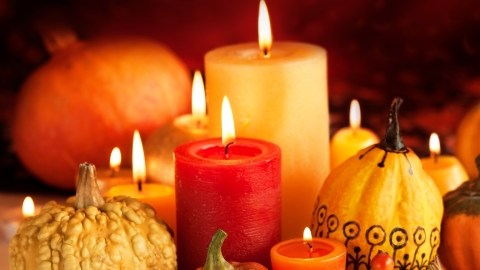 Con velas y las calabazas que usaste en Halloween puedes crear uno de los adornos centrales de la casa.