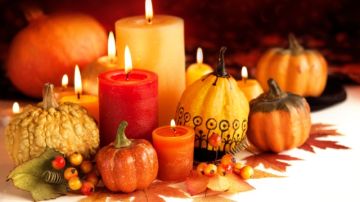Con velas y las calabazas que usaste en Halloween puedes crear uno de los adornos centrales de la casa.