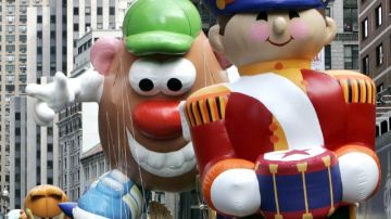 El desfile de globos gigantes que organiza Macys atrae cada año  un promedio de dos millones de espectadores.