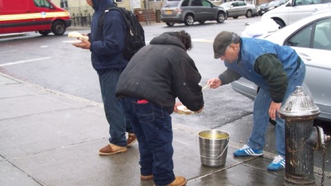 "El Picosito" brinda alimentos a los jornaleros de Queens.