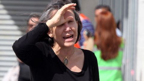 Florinda Meza habla con los periodistas durante el traslado del cuerpo del humorista.