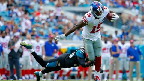 Kevin Ogletree #15 de los New York Giants detenido por Sherrod Martin de los Jacksonville Jaguars.