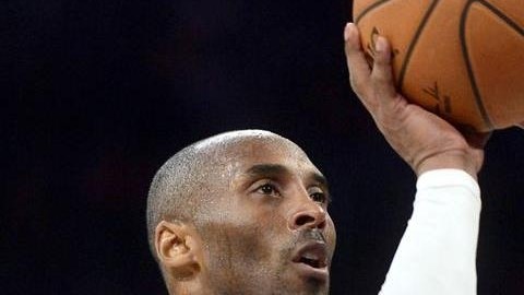 A pesar de la mala temporada de los Lakers, Kobe mantiene el espectáculo sobre la duela.