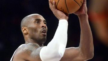 A pesar de la mala temporada de los Lakers, Kobe mantiene el espectáculo sobre la duela.