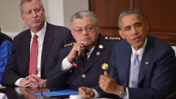 Bill de Blasio mira al Presidente durante la reunión en la Casa Blanca. Al centro, el Comisionado de Policía de Philadelphia Charles Ramsey.