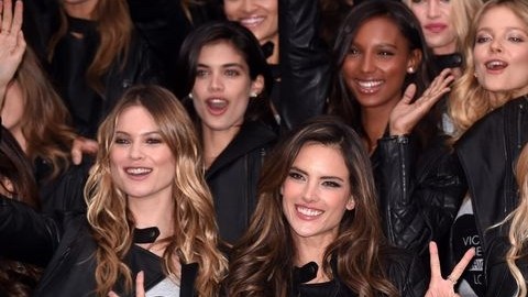 Las angelitas de Victoria's Secret se preparan para desfilar en sexy ropa interior.