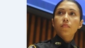 La sargento Andrea Cruz enseñó la cámara corporal durante el anuncio hecho en septiembre.