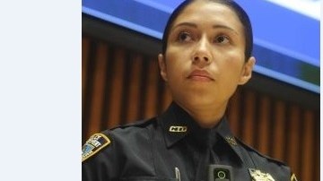 La sargento Andrea Cruz enseñó la cámara corporal durante el anuncio hecho en septiembre.