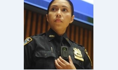 La sargento Andrea Cruz enseñó la cámara corporal durante el anuncio hecho en septiembre.