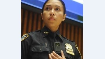 La sargento Andrea Cruz enseñó la cámara corporal durante el anuncio hecho en septiembre.