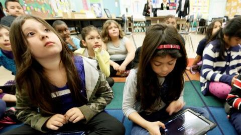 Niños en la primaria Western Avenue con sus iPads.