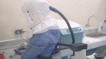 Personal médico utiliza trajes y equipos para atender eventuales casos de ébola.