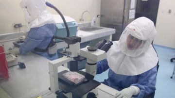 Personal médico utiliza trajes y equipos para atender eventuales casos de ébola.