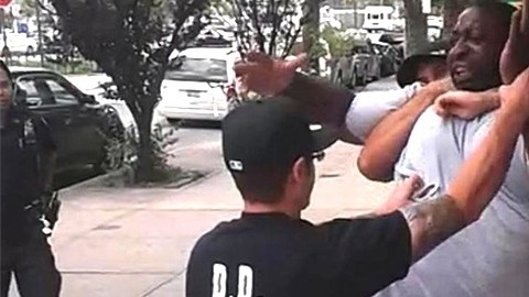 Eric Garner falleció presuntamente por la llave de estrangulamiento que le aplicó un policía durante un arresto.