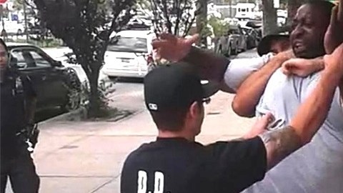 Eric Garner falleció presuntamente por la llave de estrangulamiento que le aplicó un policía durante un arresto.