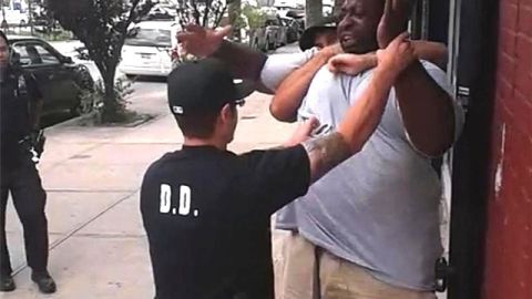 Eric Garner falleció presuntamente por la llave de estrangulamiento que le aplicó un policía durante un arresto.