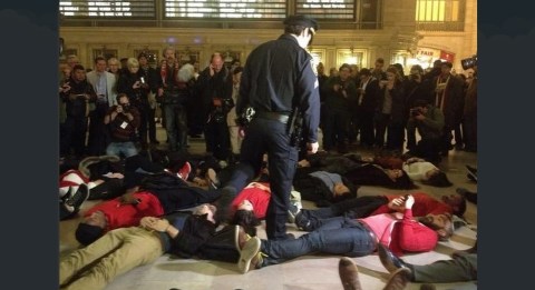 Decenas de personas protestaron tirándose en el piso principal en Grand Central.