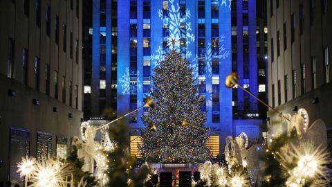 El gran árbol de Navidad está adornado con más de 45,000 luces de colores.