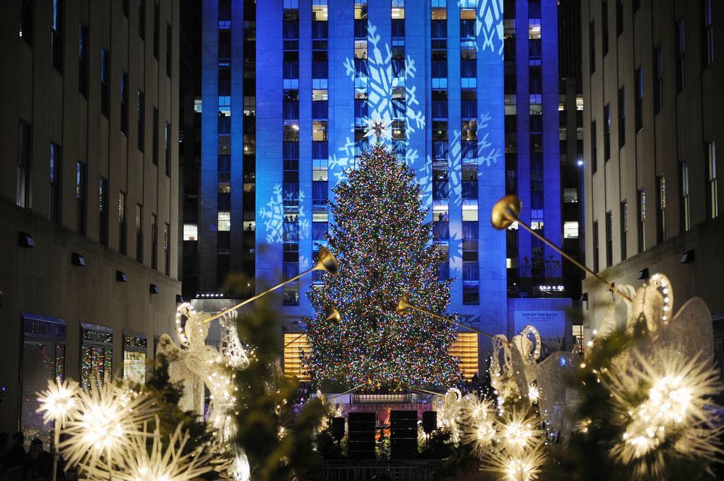 El gran árbol de Navidad está adornado con más de 45,000 luces de colores.